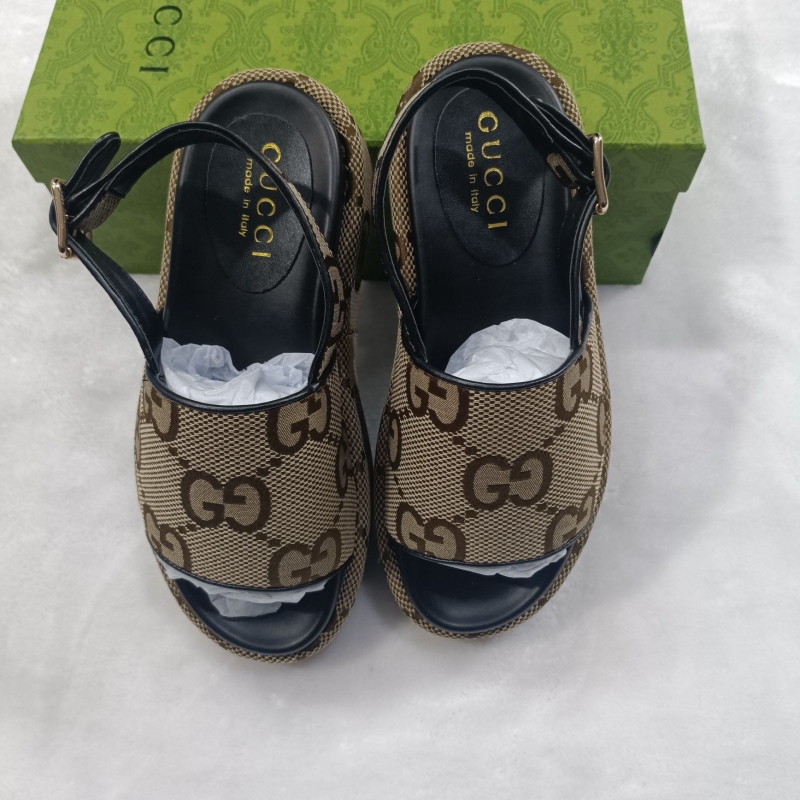 G*u*i slippers